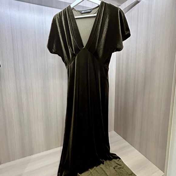 Zara Dresses & Skirts - Zara velvet holiday midi dress
